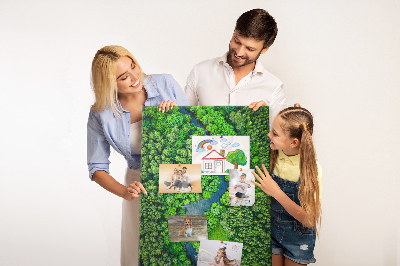 Pizarra de corcho decorativa con diseño de paisaje verde y río serpenteante