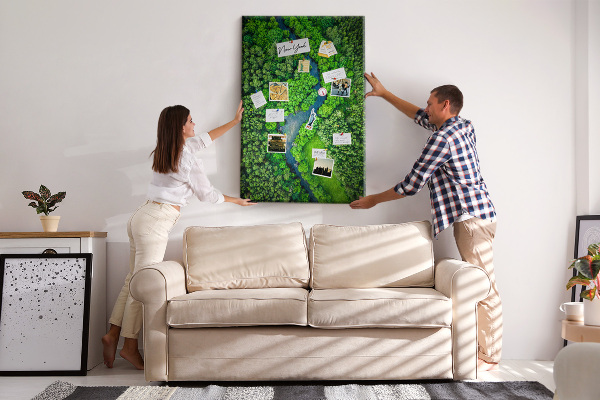 Pizarra de corcho decorativa con diseño de paisaje verde y río serpenteante