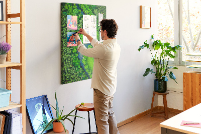 Pizarra de corcho decorativa con diseño de paisaje verde y río serpenteante