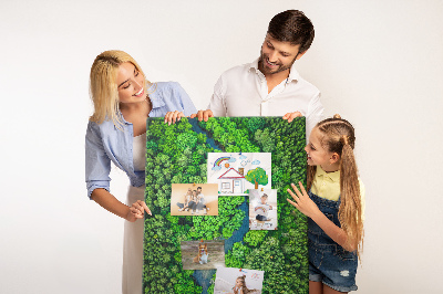 Pizarra de corcho decorativa con diseño de paisaje verde y río serpenteante