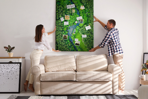 Pizarra de corcho decorativa con diseño de paisaje verde y río serpenteante