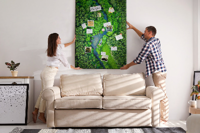 Pizarra de corcho decorativa con diseño de paisaje verde y río serpenteante