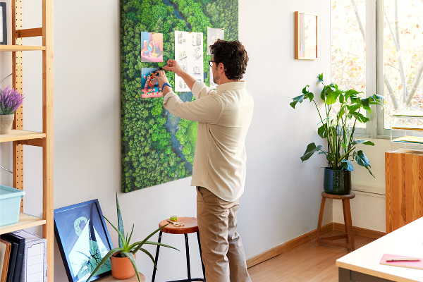 Pizarra de corcho decorativa con diseño de paisaje verde y río serpenteante