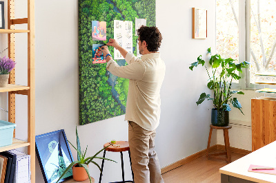 Pizarra de corcho decorativa con diseño de paisaje verde y río serpenteante