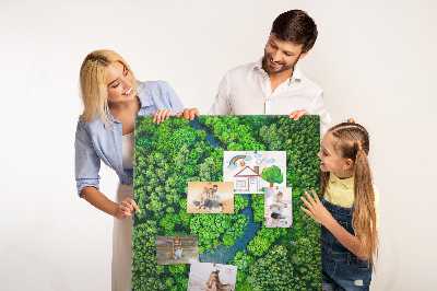 Pizarra de corcho decorativa con diseño de paisaje verde y río serpenteante