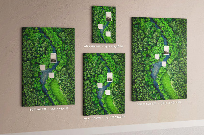 Pizarra de corcho decorativa con diseño de paisaje verde y río serpenteante