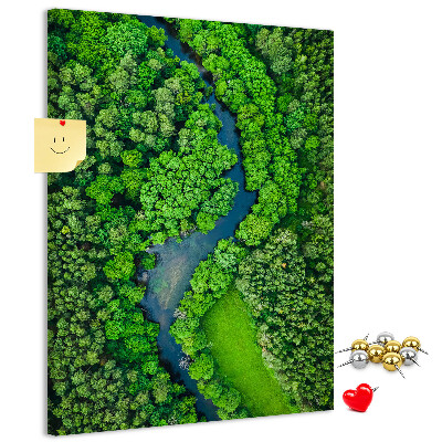 Pizarra de corcho decorativa con diseño de paisaje verde y río serpenteante