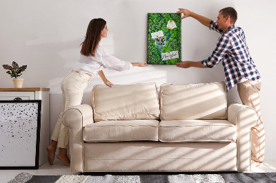 Pizarra de corcho decorativa con diseño de paisaje verde y río serpenteante
