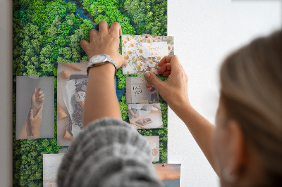 Pizarra de corcho decorativa con diseño de paisaje verde y río serpenteante