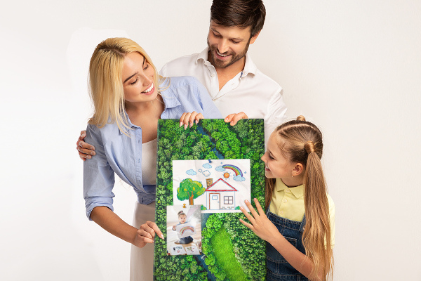 Pizarra de corcho decorativa con diseño de paisaje verde y río serpenteante