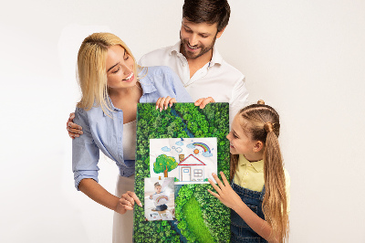 Pizarra de corcho decorativa con diseño de paisaje verde y río serpenteante