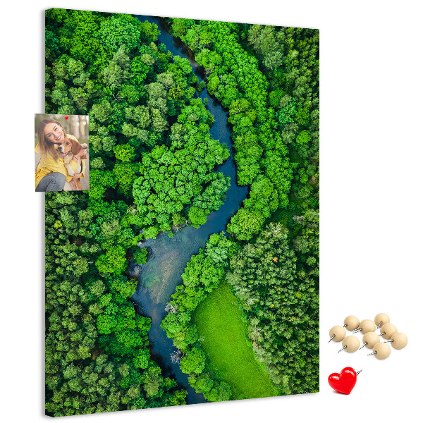 Pizarra de corcho decorativa con diseño de paisaje verde y río serpenteante