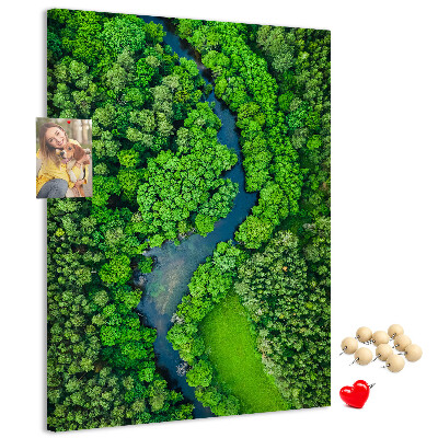 Pizarra de corcho decorativa con diseño de paisaje verde y río serpenteante