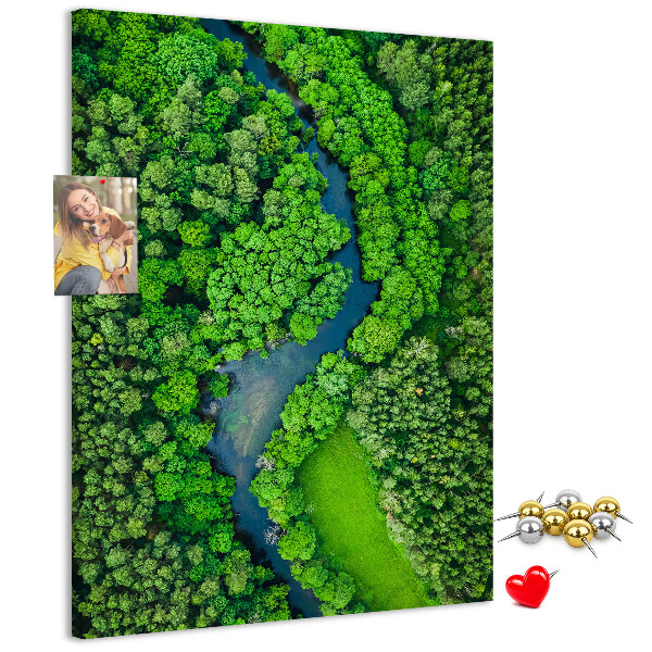 Pizarra de corcho decorativa con diseño de paisaje verde y río serpenteante