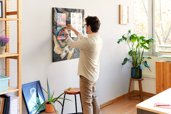 Tablero de corcho para pared Ondas abstractas de mármol dorado y negro
