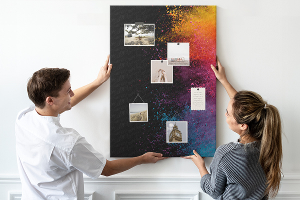 Pizarra de corcho decorativa con diseño de explosiones coloridas sobre fondo negro