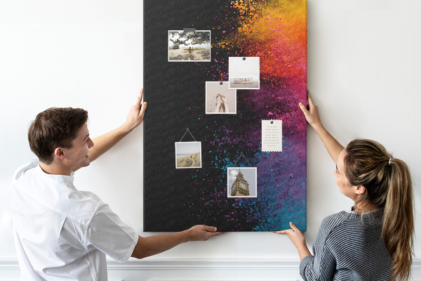 Pizarra de corcho decorativa con diseño de explosiones coloridas sobre fondo negro