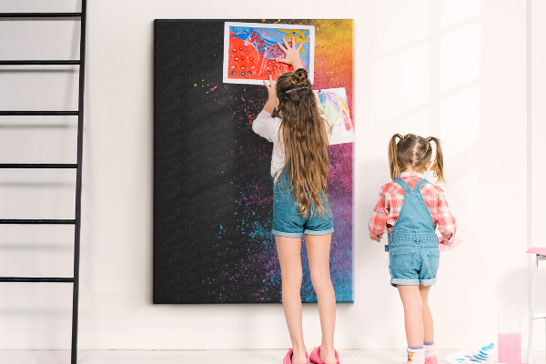 Pizarra de corcho decorativa con diseño de explosiones coloridas sobre fondo negro