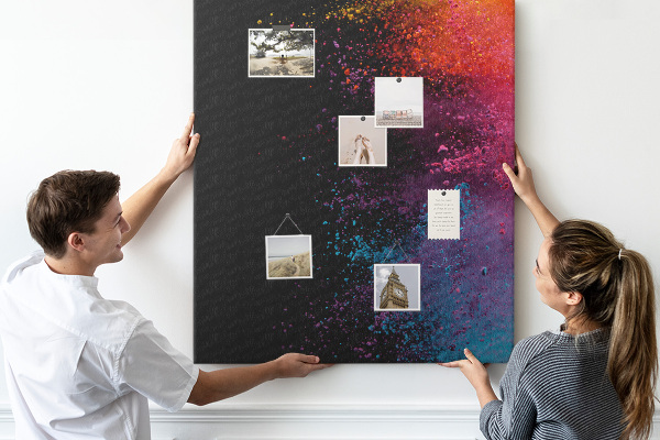 Pizarra de corcho decorativa con diseño de explosiones coloridas sobre fondo negro