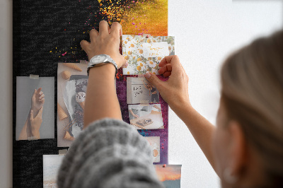 Pizarra de corcho decorativa con diseño de explosiones coloridas sobre fondo negro