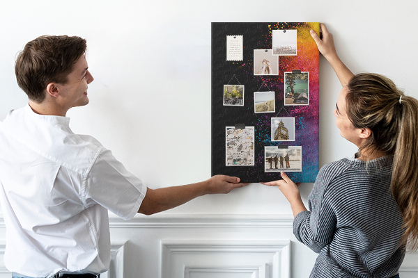Pizarra de corcho decorativa con diseño de explosiones coloridas sobre fondo negro