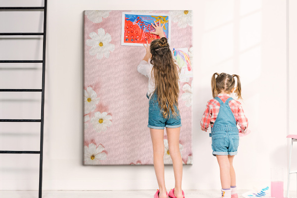 Tablero de corcho para pared con diseño de fondo rosa y flores de margarita blancas