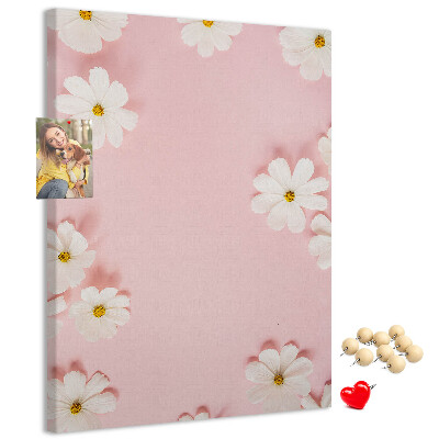 Tablero de corcho para pared con diseño de fondo rosa y flores de margarita blancas