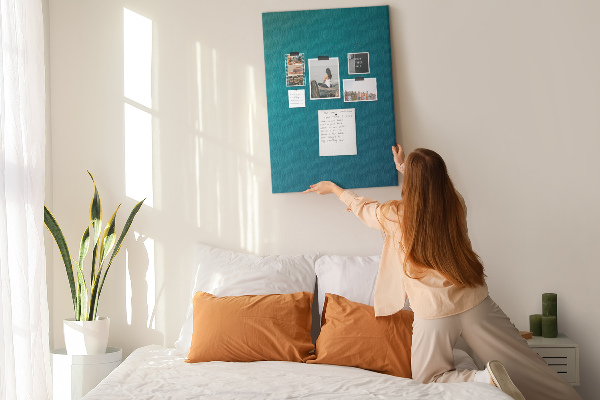 Pizarra de corcho decorativa con diseño de formas geométricas en tonos azules