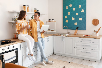 Pizarra de corcho decorativa con diseño de formas geométricas en tonos azules