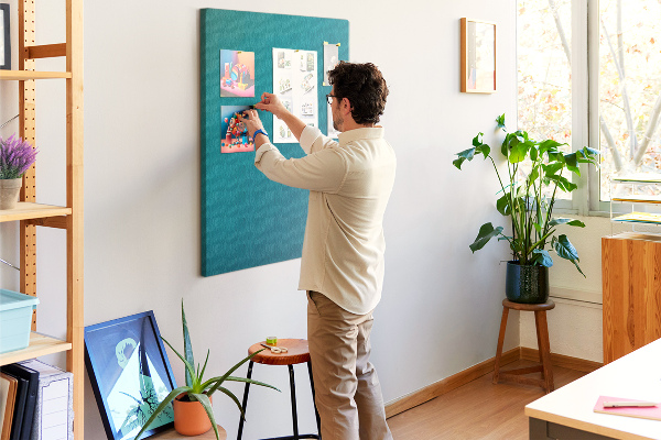 Pizarra de corcho decorativa con diseño de formas geométricas en tonos azules