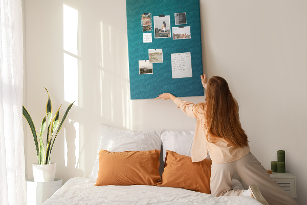 Pizarra de corcho decorativa con diseño de formas geométricas en tonos azules