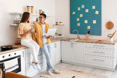 Pizarra de corcho decorativa con diseño de formas geométricas en tonos azules