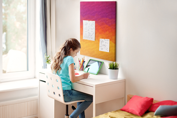 Tablero de corcho para pared con diseño de degradado en tonos naranja y morado