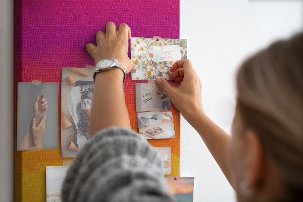 Tablero de corcho para pared con diseño de degradado en tonos naranja y morado