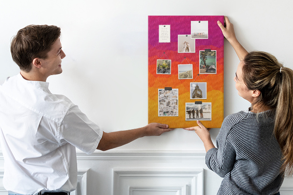 Tablero de corcho para pared con diseño de degradado en tonos naranja y morado