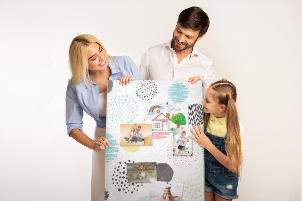 Tablero de corcho con diseño de manchas y líneas coloridas