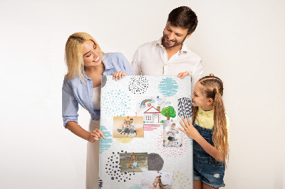 Tablero de corcho con diseño de manchas y líneas coloridas