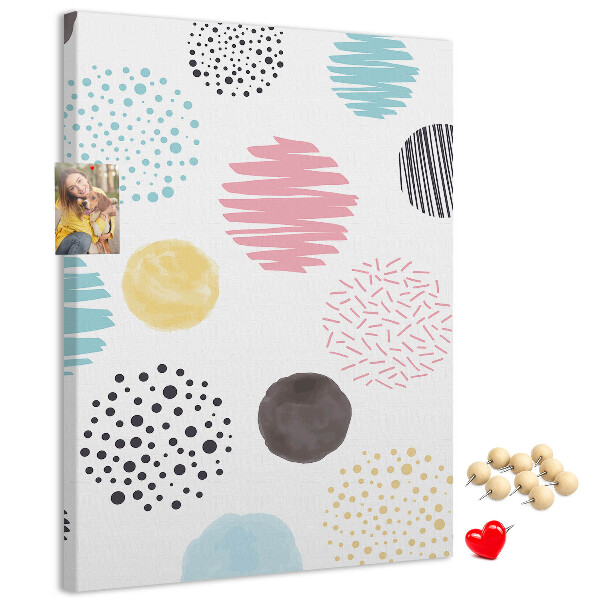 Tablero de corcho con diseño de manchas y líneas coloridas