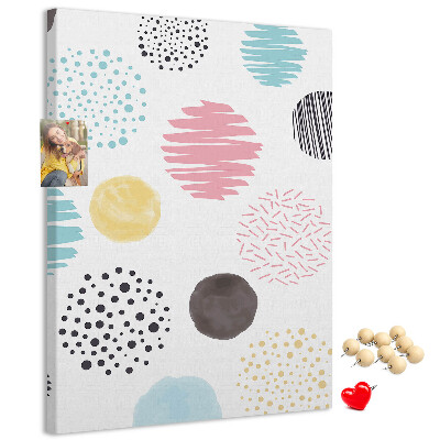 Tablero de corcho con diseño de manchas y líneas coloridas