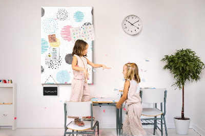 Tablero de corcho con diseño de manchas y líneas coloridas