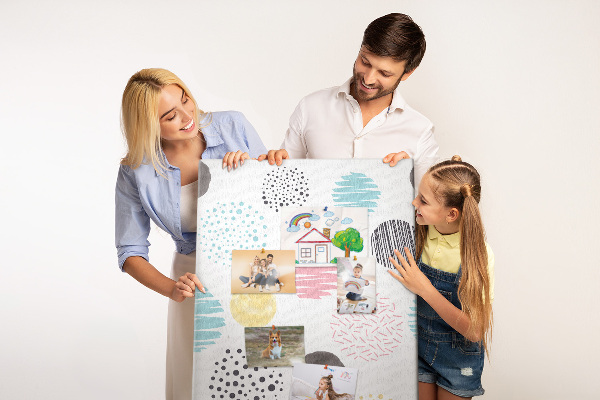 Tablero de corcho con diseño de manchas y líneas coloridas