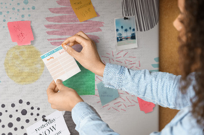 Tablero de corcho con diseño de manchas y líneas coloridas