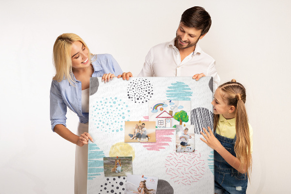 Tablero de corcho con diseño de manchas y líneas coloridas