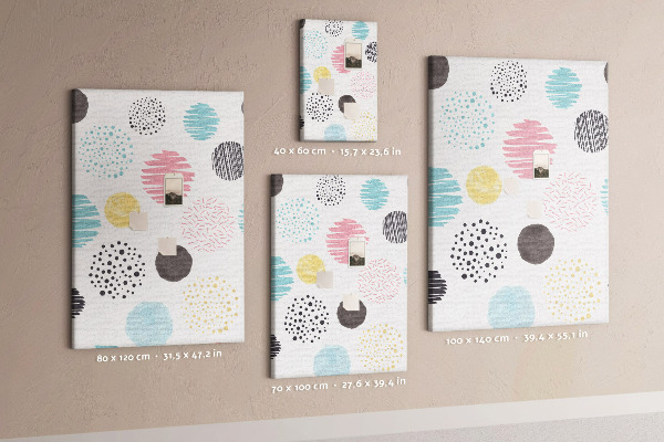 Tablero de corcho con diseño de manchas y líneas coloridas