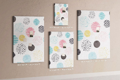 Tablero de corcho con diseño de manchas y líneas coloridas
