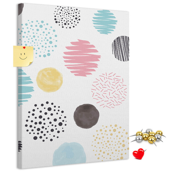 Tablero de corcho con diseño de manchas y líneas coloridas