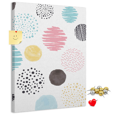 Tablero de corcho con diseño de manchas y líneas coloridas