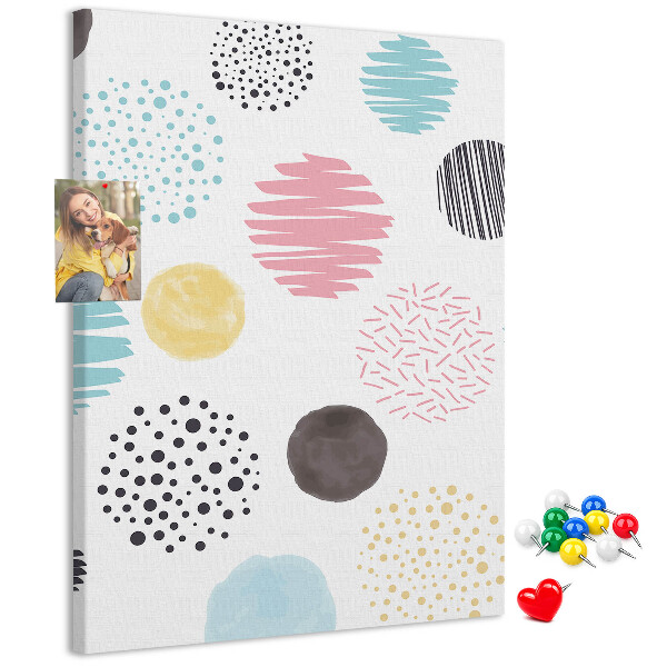 Tablero de corcho con diseño de manchas y líneas coloridas