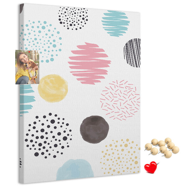 Tablero de corcho con diseño de manchas y líneas coloridas