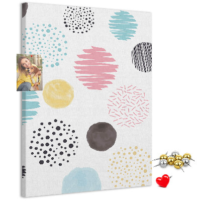 Tablero de corcho con diseño de manchas y líneas coloridas